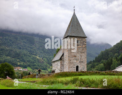 12. Jahrhundert Stein Hove Kirche (Hove kyrkje), eine historische Pfarrkirche in Vikoyri, Vik, Sogn og Fjordane County, Norwegen Stockfoto