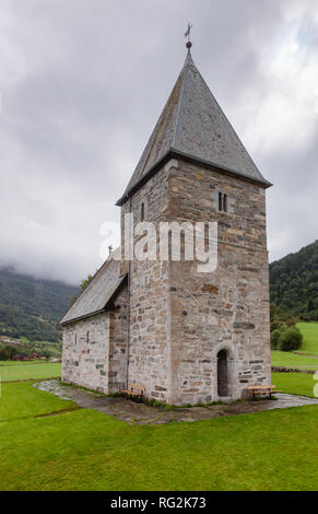 12. Jahrhundert Stein Hove Kirche (Hove kyrkje), eine historische Pfarrkirche in Vikoyri, Vik, Sogn og Fjordane County, Norwegen Stockfoto