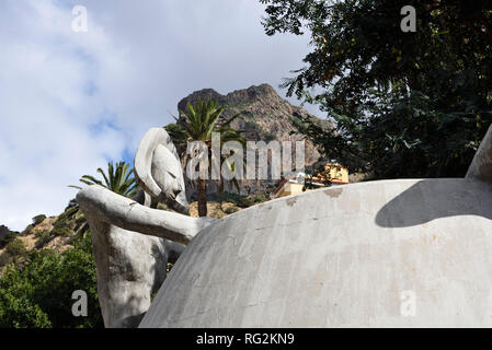 Skulptur in kleinen Park und Blick auf den Roque Cano in Vallehermoso, Gomera, Kanarische Inseln, Spanien Stockfoto