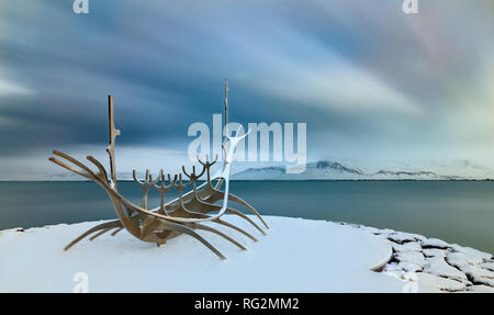 Die Sólfar (Sun Voyager) sculptue am Meer in Reykjavík - ich dachte, einer langen Belichtungszeit das Bild als gebrochene Cloud entsprechen würde, die sich in den War Stockfoto