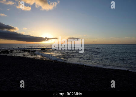 Sonnenuntergang am felsigen Strand von Valle Gran Rey, La Gomera, Kanarische Inseln, Spanien Stockfoto