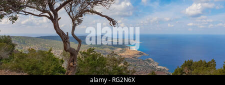 Panoramablick auf das Luftbild von Buchten und die Blaue Lagune mit türkisblauem Wasser im Mittelmeer als vom Aphrodite Wanderweg der Akamas peninsul gesehen Stockfoto