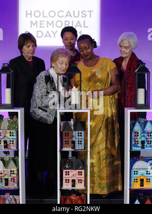 Akteure (hintere Reihe von links nach rechts) Dame Penelope Wilton, Nina Sosanya und Sheila Hancock melden Sie Holocaust Survivor Mindú-Hornick (vorne links) und Völkermord in Ruanda survivor Chantal Uwamahoro (vorne rechts) in eine Kerze im Gedenken an alle Opfer von Völkermord an den Holocaust Memorial Day Zeremonie die QEII Zentrum, Westminster, London. Stockfoto