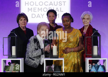 Akteure (hintere Reihe von links nach rechts) Dame Penelope Wilton, Nina Sosanya und Sheila Hancock melden Sie Holocaust Survivor Mindú-Hornick (vorne links) und Völkermord in Ruanda survivor Chantal Uwamahoro (vorne rechts) in eine Kerze im Gedenken an alle Opfer von Völkermord an den Holocaust Memorial Day Zeremonie die QEII Zentrum, Westminster, London. Stockfoto