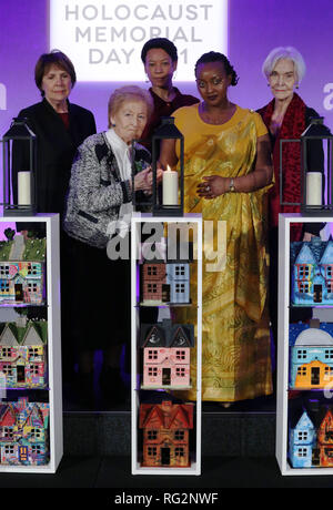 Akteure (hintere Reihe von links nach rechts) Dame Penelope Wilton, Nina Sosanya und Sheila Hancock melden Sie Holocaust Survivor Mindú-Hornick (vorne links) und Völkermord in Ruanda survivor Chantal Uwamahoro (vorne rechts) in eine Kerze im Gedenken an alle Opfer von Völkermord an den Holocaust Memorial Day Zeremonie die QEII Zentrum, Westminster, London. Stockfoto