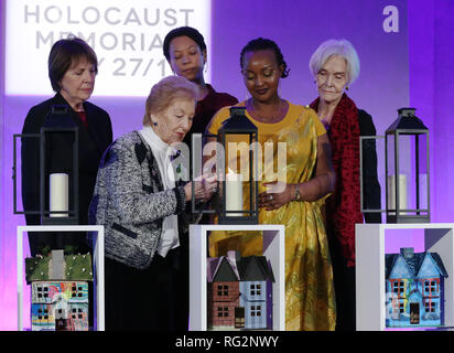 Akteure (hintere Reihe von links nach rechts) Dame Penelope Wilton, Nina Sosanya und Sheila Hancock melden Sie Holocaust Survivor Mindú-Hornick (vorne links) und Völkermord in Ruanda survivor Chantal Uwamahoro (vorne rechts) in eine Kerze im Gedenken an alle Opfer von Völkermord an den Holocaust Memorial Day Zeremonie die QEII Zentrum, Westminster, London. Stockfoto