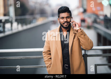 Portrait von bärtigen Inder Telefonieren auf der Straße Stockfoto