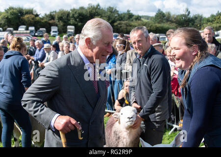 Seine Königliche Hoheit der Prinz von Wales im Gespräch mit Hirten am Westmorland zeigen, Cumbria, 2017. Stockfoto