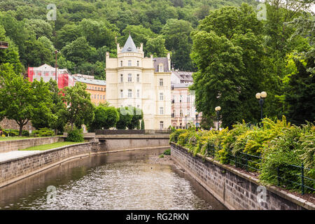 Karlsbad, TSCHECHISCHE REPUBLIK - 13. JUNI 2017: Schönes Hotel in Karlsbad, Tschechische Republik. Es ist das meistbesuchte Kurort in der Tschechischen Republik Stockfoto