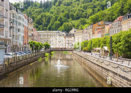 Karlsbad, TSCHECHISCHE REPUBLIK - 12. JUNI 2017: Karlsbad Blick vom Fluss Tepla. Architektur von Karlovy Vary, Tschechische Republik. Es ist das meistbesuchte Stockfoto
