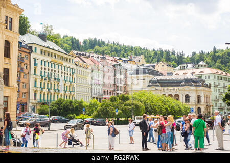 Karlsbad, TSCHECHISCHE REPUBLIK - 12. JUNI 2017: schöne Straße in Karlsbad, Tschechische Republik. Es ist das meistbesuchte Kurort in der Tschechischen Republik Stockfoto