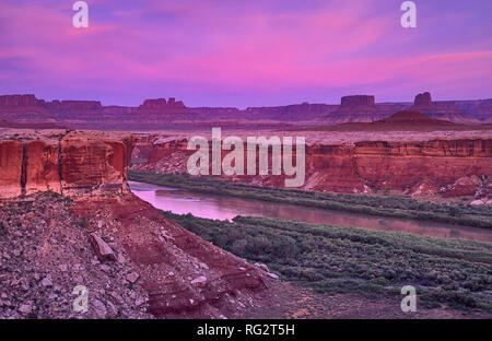 Green River, bei Sonnenuntergang, von Leuchter Camp, White Rim Road, Canyonlands National Park, Utah, USA Stockfoto