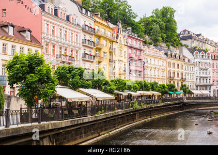 Karlsbad, TSCHECHISCHE REPUBLIK - 12. JUNI 2017: Karlsbad Blick vom Fluss Tepla. Architektur von Karlovy Vary, Tschechische Republik. Es ist das meistbesuchte Stockfoto