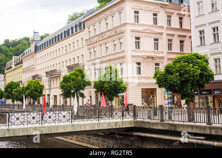 Karlsbad, TSCHECHISCHE REPUBLIK - 12. JUNI 2017: Karlsbad Blick vom Fluss Tepla. Architektur von Karlovy Vary, Tschechische Republik. Es ist das meistbesuchte Stockfoto