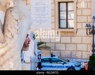 Das Gesicht des Mannes peering out von in-zwischen Statuen, Palermo, Sizilien, Italien, Europa Stockfoto