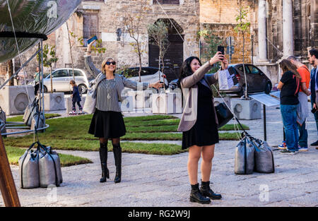 Zwei Freunde, die selfie mit Smartphone, Lachen, Palermo, Sizilien, Italien, Europa Stockfoto