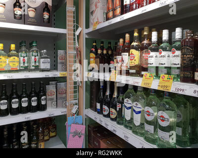 Moskau, Russland - Januar 21. 2019. Flaschen mit verschiedenen Alkohol auf Regalen der Pyaterochka store Stockfoto