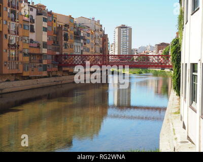 Fluss Onyar mit dem Eiffel Brücke und Block der Häuser im Hintergrund - Gerona - Katalonien - Spanien Stockfoto