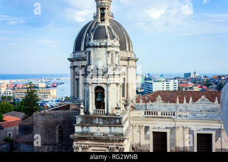 Kuppeln der Kathedrale die hl. Agatha gewidmet. Der Blick auf die Stadt Catania, Sizilien, Italien Stockfoto