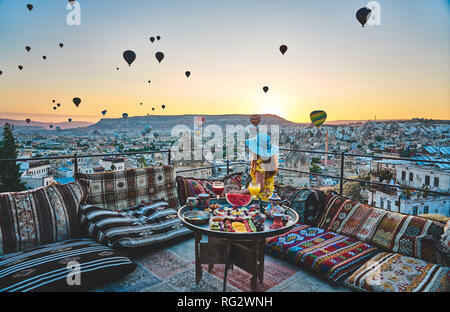 Ein ganz normaler Morgen in Kappadokien: Gerade die Ballons und posieren. Stockfoto