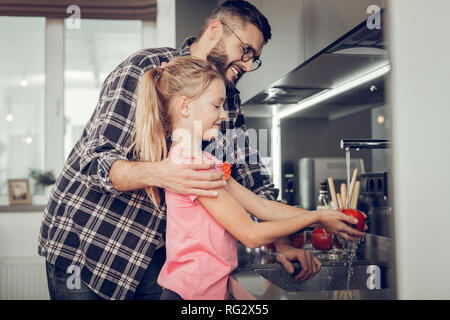 Tall bearded dunkelhaarigen Mann in Brillen suchen glücklich Stockfoto