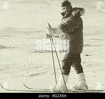 . Die kanadische Feld - naturforscher. 1999 Burnett: Kapitel 4: Arbeiten mit der Säugetiere 75. Durch seine enge Begegnung mit einem Eisbären 1972 unbeirrt Wildtierforschung Techniker Frank Brazeau zurück in der hohen Arktis in den darauffolgenden Jahren. Dieses 1975 Foto erwischte ihn auf dem Trail in Mokka Fjord an der Ostküste von Axel Heiberg Island (Foto: G. Parker). Mitgliedstaaten, die mit einem Rückzug der nördliche Teil des Yukon von der neuen Entwicklung gekoppelt. Neun Jahre später, am 17. Juli 1987, war ein internationaler Abkommen zum Schutz der Porcupine Caribou Herde im Namen der Reg Stockfoto