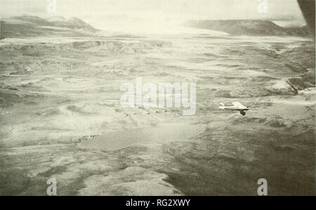 . Die kanadische Feld - naturforscher. 1999 Burnett: 1957-1962: eine umfassendere Aufgabe 55. Auch mit den Luftverkehr, den Bereich Ressourcen an CWS verfügbar waren selten proportional zu den Aufgaben unter - berücksichtigt. Die Weite des Landes ist dramatisch auf diesem Foto 1961 einer Piper Cub in der Luft über die hazen See Region von Ellesmere Island dargestellt. Beachten Sie die Kante der eiskappe im Hintergrund (Foto: D. Thomas). Sie wurden für die formelle Anerkennung, dass die Forschung die Rolle der Föderalen Agentur inter sein sollte - viel mehr weitgehend preted. Entschließung Nr. 3", wiederholte der Anford Stockfoto