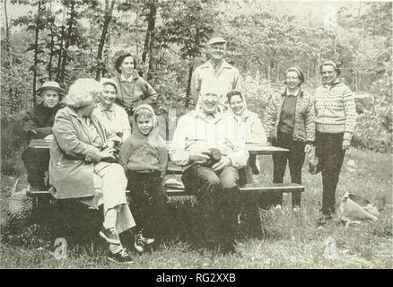 . Die kanadische Feld - naturforscher. 2004 Brunton: Die Ottawa Field-Naturalists' Club 23. Abbildung 15. Mitglieder des Traill Gruppe in der Nähe von Rosa See, 29. Mai 1965, eines der letzten Outings vor der Auflösung als formale Gruppe. Von links nach rechts sind Winifred Anderson, Ruth Resenel, Alice Frith, Sheila Thomson links. Bill Thomson. Rowley Frith, Hue McKenzie, Elva MacKenzie, Anne Hanes und Unbekannt. Foto: Charlotte Dill. Trail & Amp; Landschaft 16 (2): 95 [1982]. Schutz der, die herrliche natürliche Umgebung, sondern auch eine Reihe von ökologischen und biologischen Untersuchungen der Feuchtgebiete (Baldwin und Mosquin Stockfoto