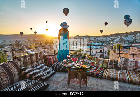 Ein ganz normaler Morgen in Kappadokien: Gerade die Ballons und posieren. Stockfoto