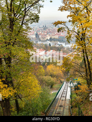 Nebozizek geneigt, Bahnhof in Prag (Tschechische Republik), farbige Blätter im Herbst Stockfoto