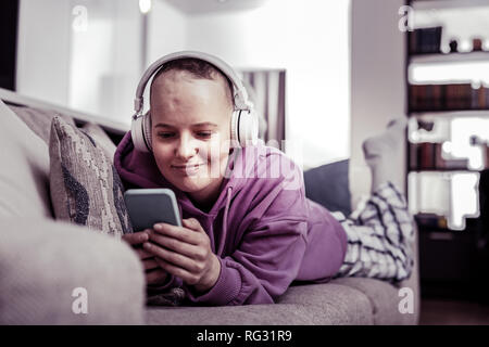 Positiv begeistert Mädchen lesen Nachricht von Freund Stockfoto