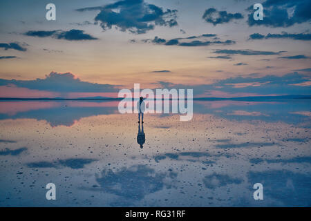 Modell bei Sonnenuntergang, auf der Salt Lake (Tuz Gölü), Türkei. Stockfoto