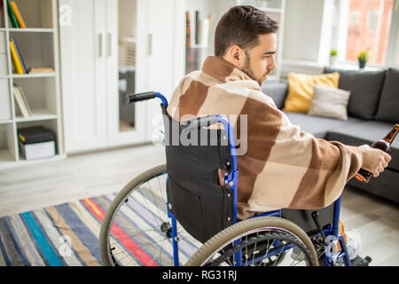 Deaktivieren der Mann zu Hause Stockfoto