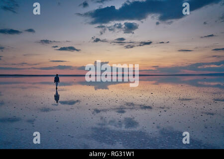 Modell bei Sonnenuntergang, auf der Salt Lake (Tuz Gölü), Türkei. Stockfoto