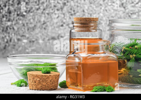 Hausgemachte kiefer Sirup für trockene reizt Kehle hustet. Von Grün jungen Kiefer Knospen und Honig. Alternative Medizin Konzept auf weissem Holztisch (se Stockfoto