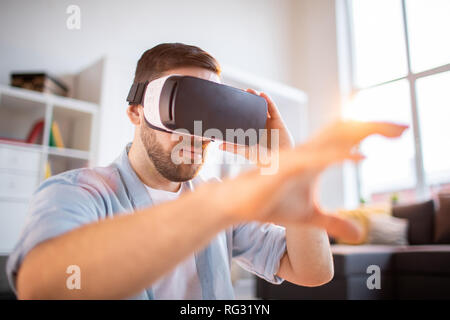 Mann durch Virtual Display Stockfoto