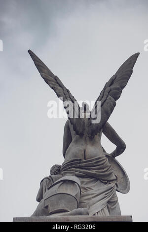 Statue von Engel auf Schlossbrucke Brücke von Karl Friedrich Schinkel in Mitte, Berlin, Deutschland Stockfoto