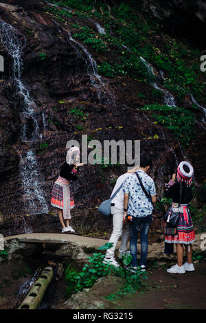 Doi Pui Tribal Village, Chiang Mai, Thailand 12.16.18: Asiatische tourist dress up in traditionelle Kleidung der Hmong Stamm Stockfoto