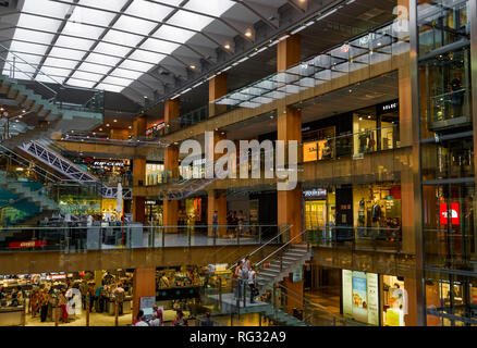 Andorra la Vella, Andorra Illa Carlemany Shopping Center. Centre Comercial Illa Carlemany Mall interiror mit Kunden auf 4 Etagen der kommerziellen Bereich Stockfoto