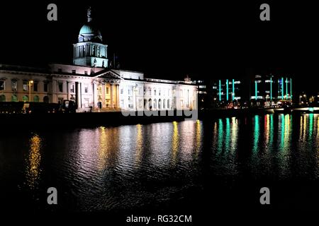 Das Custom House ist ein neoklassisches Gebäude aus dem 18. Jahrhundert in Dublin, Irland, in der Abteilung für Wohnungswesen, Raumordnung und der lokalen Regierung. Stockfoto