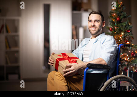 Mann mit Weihnachtsgeschenk Stockfoto