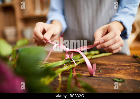 Floristen binden Bouquet Closeup Stockfoto