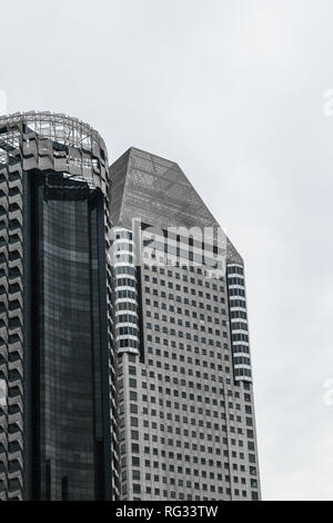 Singapur - 14 Okt 2018. Modern aussehendes Hochhaus im Geschäftsviertel Singapur Mitte während der bewölkten und regnerischen Tag Stockfoto