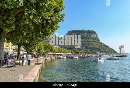 Gardasee, Italien - September 2018: Malerische Aussicht auf die Promenade rund um den See in Garda am Gardasee. Stockfoto