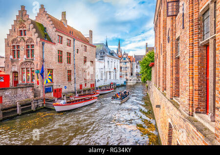 Bootsfahrt auf dem Kanal von Brügge. Ein beliebtes Ziel für Touristen, die Belgien besuchen. Stockfoto
