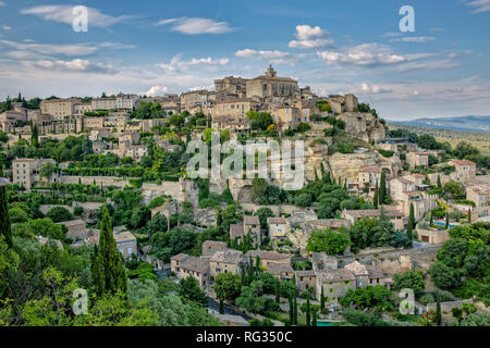 Gordes - ein idyllisches Dorf in der Provence. Bonnieux ist eines der schönsten Dörfer in Frankreich, Provence, Provence, Vaucluse, Frankreich Stockfoto