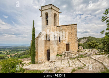 Blick auf die Landschaft des Luberon mit der Kirche von Notre Dame Dalidon im Dorf Le Vieux Oppede, Luberon, Provence, Vaucluse, Frankreich Stockfoto