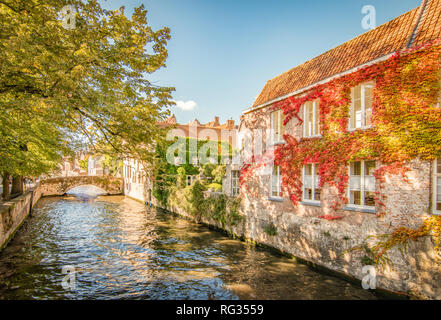 Mittelalterliche und romantische Bonifacius Brücke und den Kanal im Zentrum von Brügge, Belgien Stockfoto