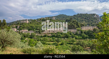 Panoramablick auf das Bergdorf Oppede-le-Vieux, Provence, Luberon, Vaucluse, Frankreich Stockfoto