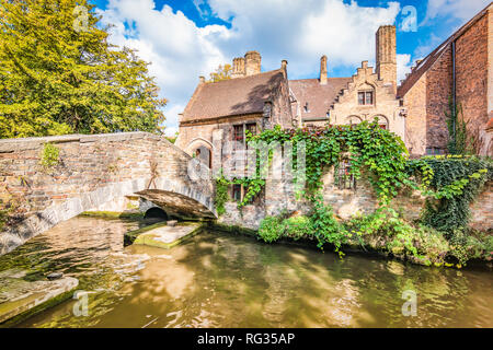 Mittelalterliche und romantische Bonifacius Brücke und den Kanal im Zentrum von Brügge, Belgien Stockfoto